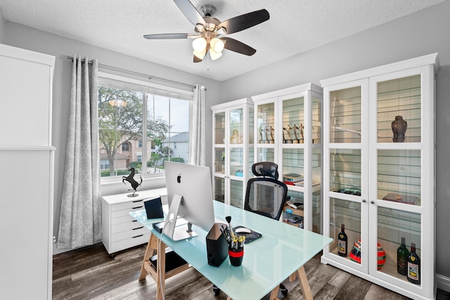 office area featuring a ceiling fan, wood finished floors, and a textured ceiling