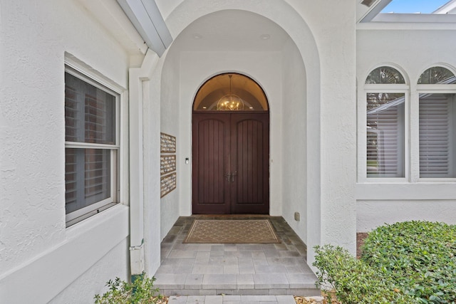 view of exterior entry featuring stucco siding