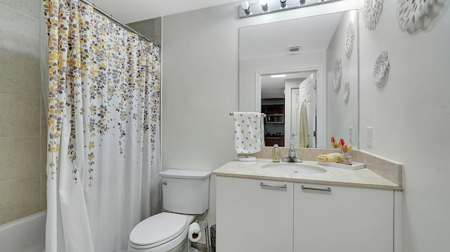 full bath featuring vanity, toilet, visible vents, and shower / tub combo with curtain