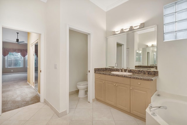 full bath with a ceiling fan, crown molding, a garden tub, vanity, and toilet