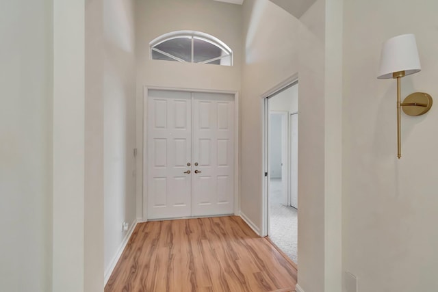 7314 Toscane Ct, Boynton Beach, FL 33437 - foyer entrance featuring light wood finished floors, baseboards, and a high ceiling