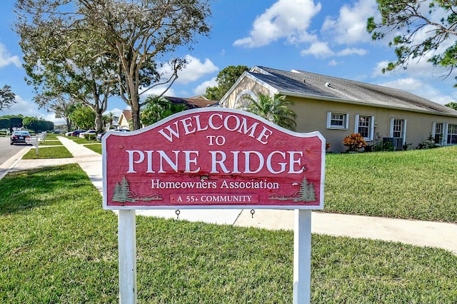 community sign with a yard