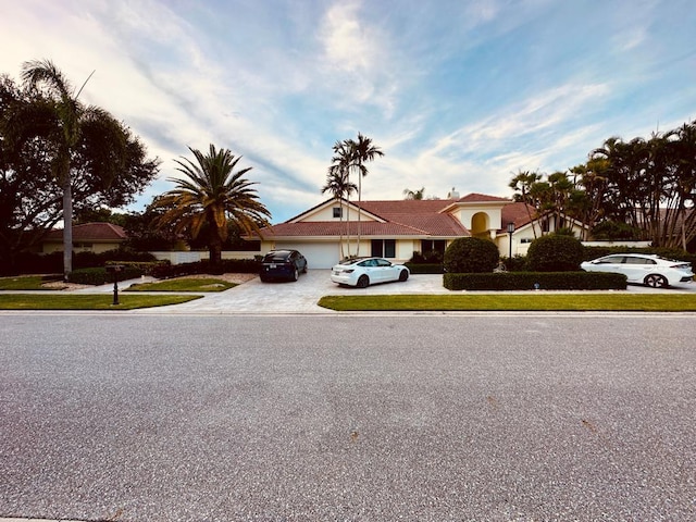 view of front of property featuring driveway