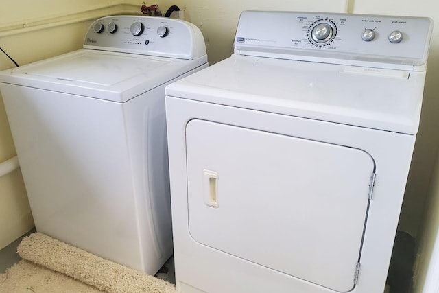 clothes washing area with laundry area and washing machine and dryer