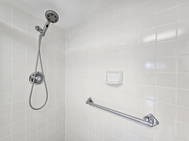 full bathroom featuring tiled shower