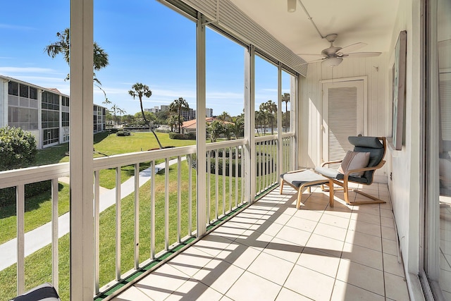 sunroom featuring a ceiling fan