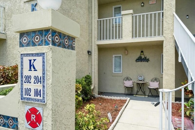 entrance to property with stucco siding