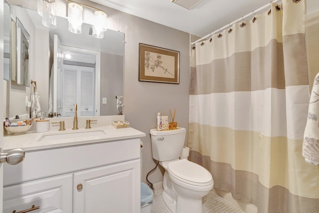 full bath with toilet, a shower with shower curtain, and vanity