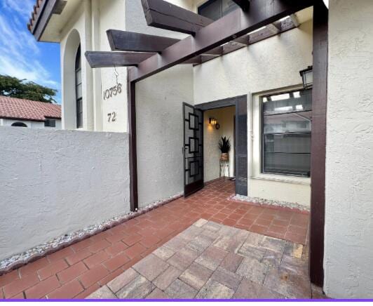 view of exterior entry with stucco siding