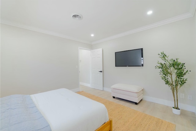 bedroom with visible vents, baseboards, light wood-style flooring, ornamental molding, and recessed lighting