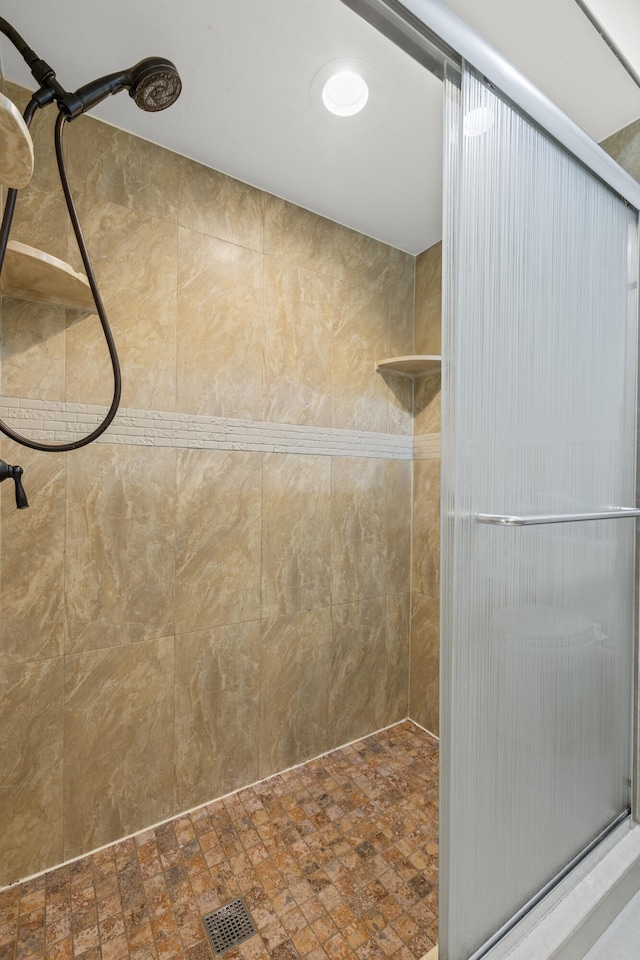 full bathroom with visible vents and tiled shower