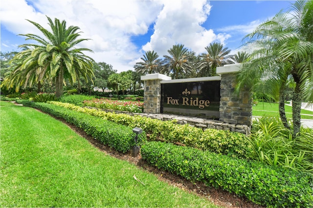 community / neighborhood sign featuring a lawn