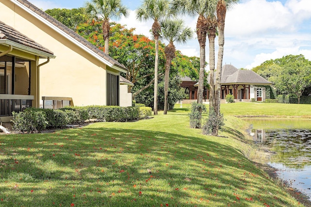 view of yard featuring a water view