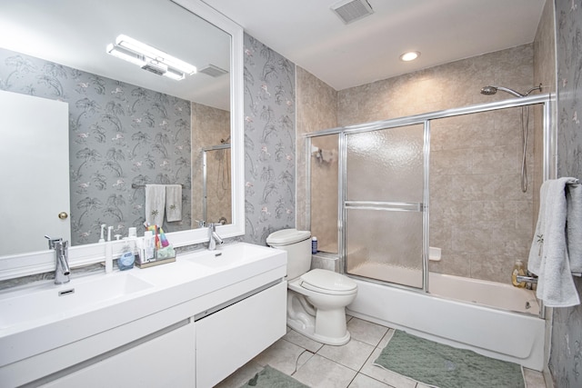 full bath featuring wallpapered walls, enclosed tub / shower combo, toilet, and a sink