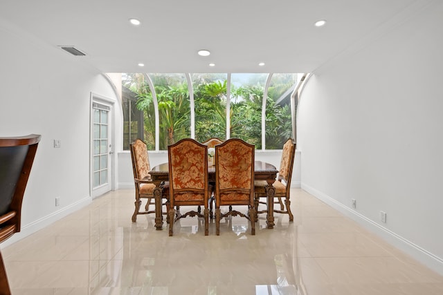 dining space with baseboards, visible vents, ornamental molding, and recessed lighting