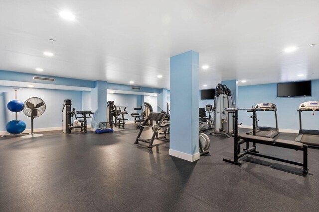 workout area featuring visible vents, recessed lighting, and baseboards