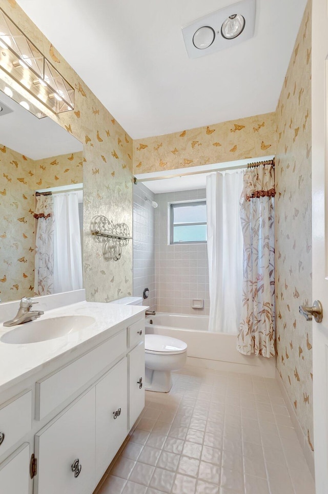 bathroom featuring shower / bath combo with shower curtain, toilet, vanity, and wallpapered walls