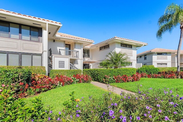 view of home's community featuring a lawn