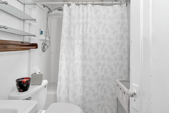 full bath featuring toilet and a shower with shower curtain