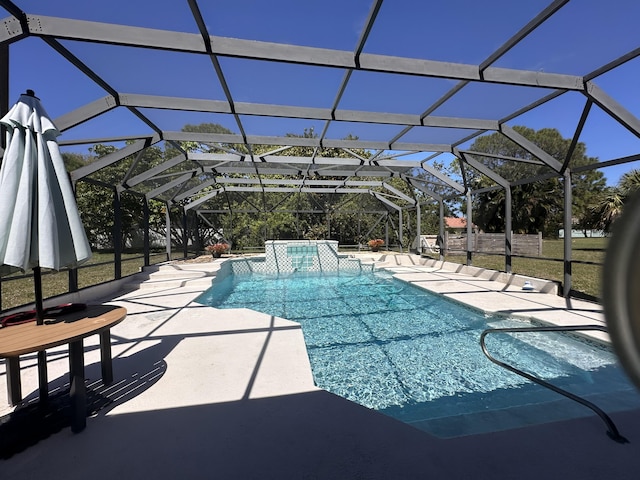 view of swimming pool featuring a lanai, a patio area, and a pool with connected hot tub