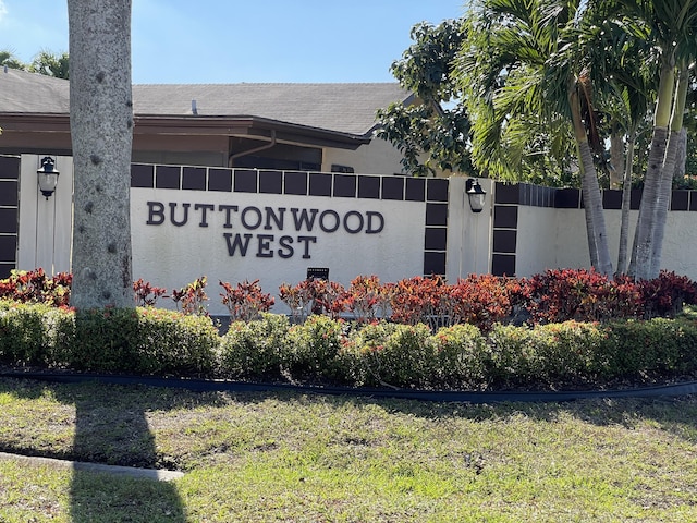 community sign with a lawn