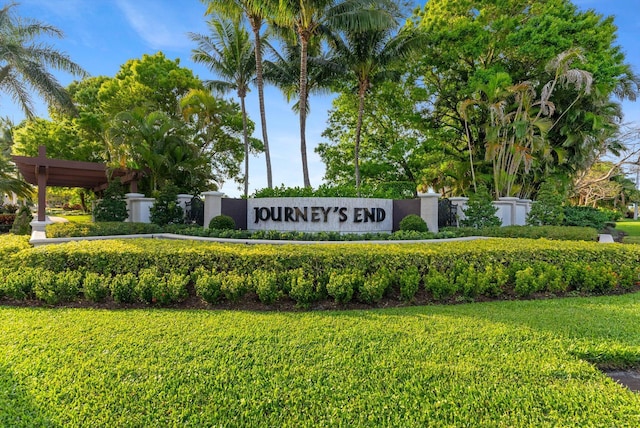 community sign with a lawn