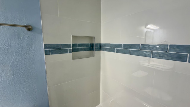 full bathroom featuring tiled shower