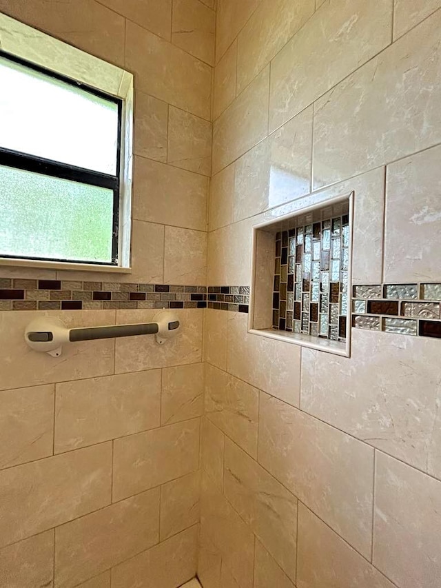 full bathroom featuring tiled shower