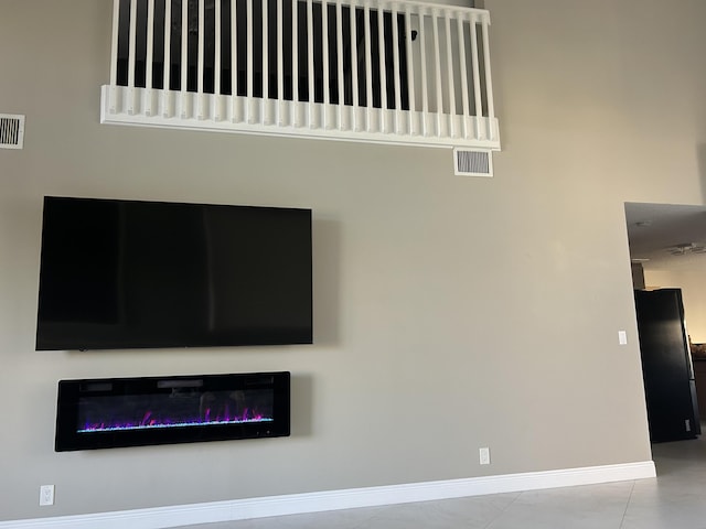 interior details with baseboards, visible vents, and freestanding refrigerator