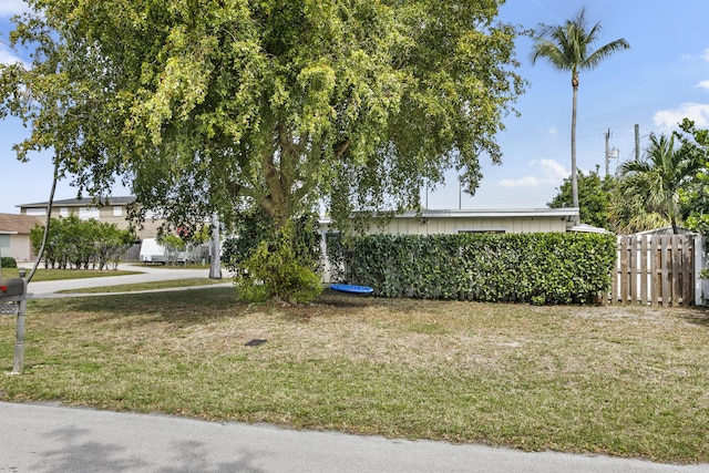 view of yard featuring fence