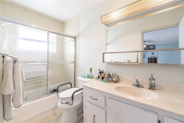 full bathroom featuring bath / shower combo with glass door, vanity, toilet, and a ceiling fan