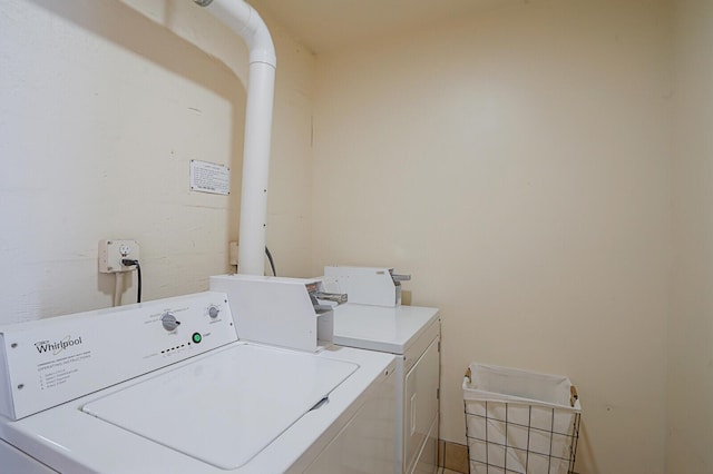 laundry room with washing machine and dryer