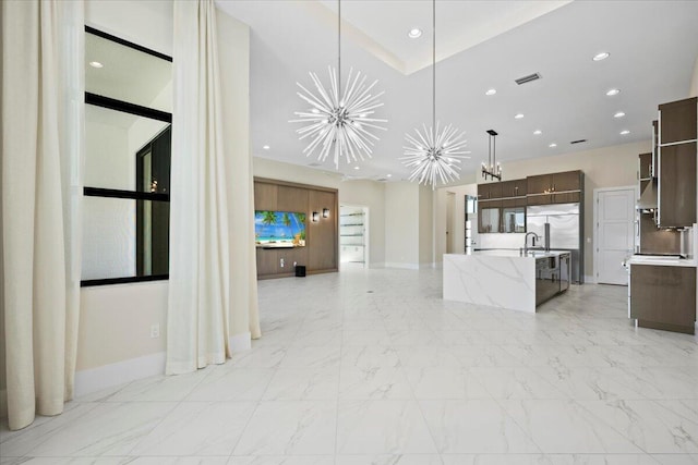 living area featuring visible vents, baseboards, an inviting chandelier, marble finish floor, and recessed lighting