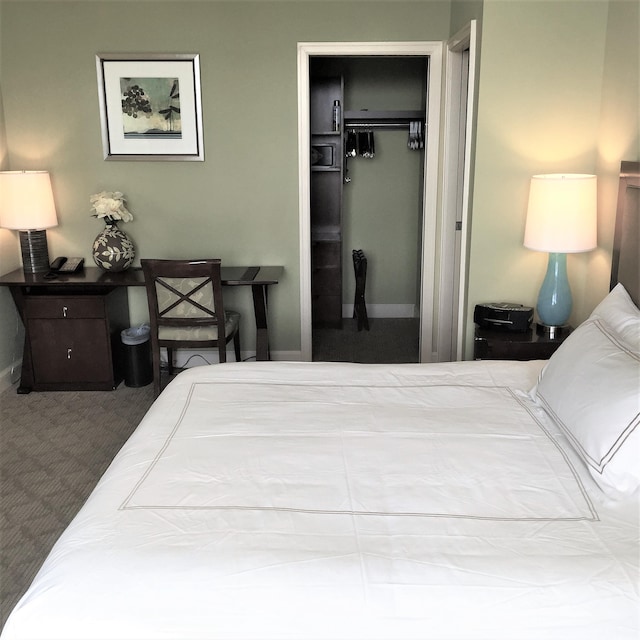 bedroom featuring carpet flooring, baseboards, and a closet