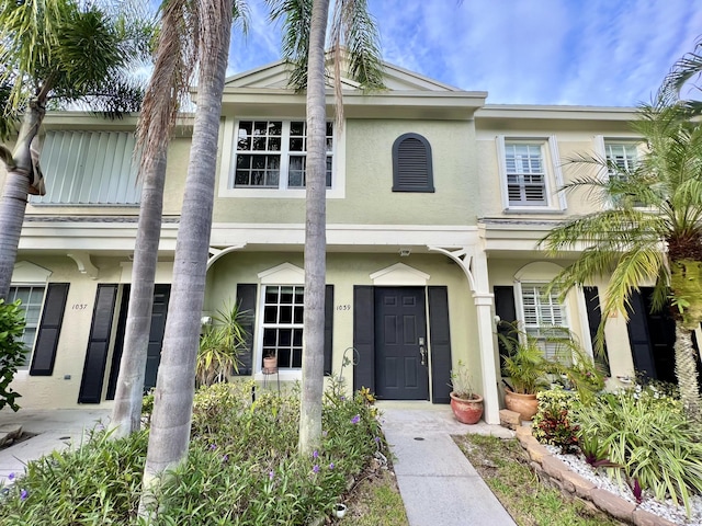 townhome / multi-family property featuring stucco siding