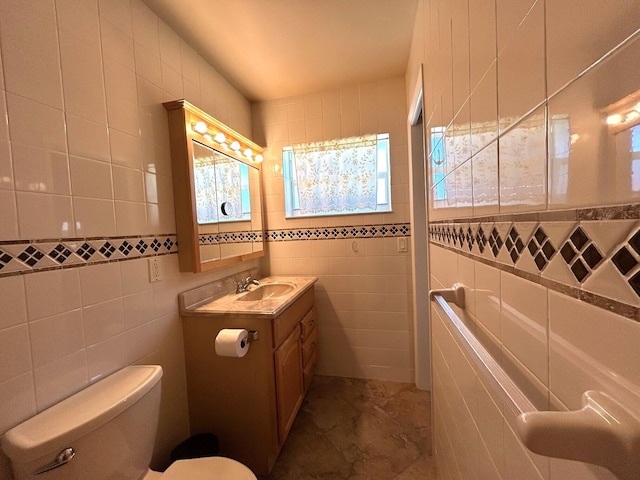 bathroom featuring a tile shower, toilet, and tile walls