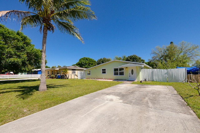 2624 S 27th St, Fort Pierce, FL 34981 - view of front of property featuring a front yard and fence