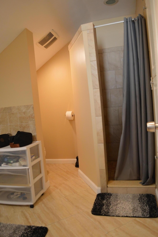 full bath with visible vents, baseboards, toilet, and a stall shower