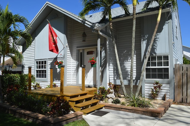 view of front facade with fence