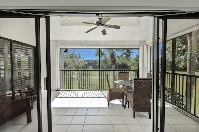 sunroom / solarium with a ceiling fan