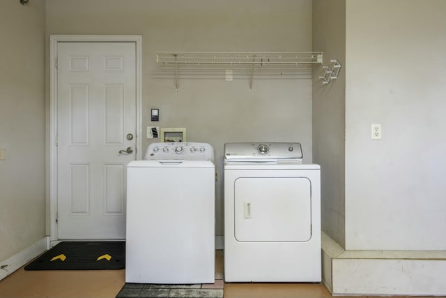 washroom with laundry area and washing machine and dryer