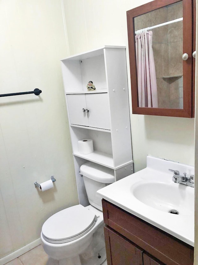 full bath with curtained shower, toilet, vanity, baseboards, and tile patterned floors