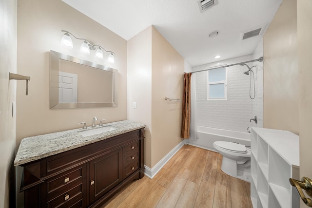 full bathroom featuring visible vents, shower / bathtub combination with curtain, toilet, wood finished floors, and baseboards