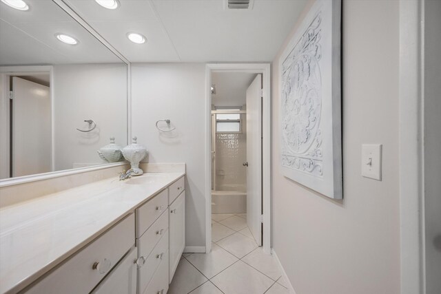 ensuite bathroom with ensuite bathroom, tile patterned flooring, visible vents, a ceiling fan, and a closet