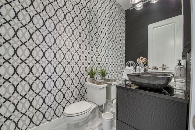 full bathroom with a shower with shower curtain, vanity, and toilet