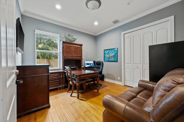 office with crown molding, recessed lighting, visible vents, light wood-type flooring, and baseboards