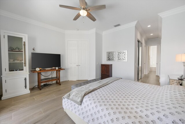 bedroom featuring visible vents, light wood-style flooring, a ceiling fan, ornamental molding, and recessed lighting