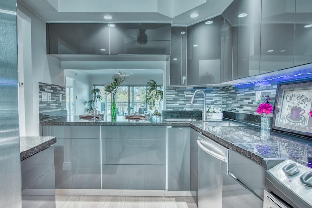 bar with decorative backsplash and ceiling fan