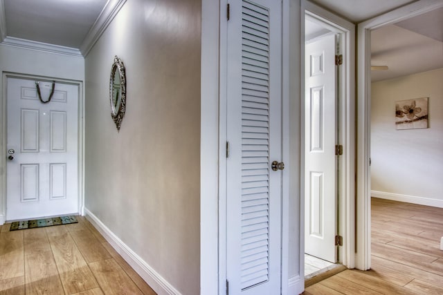 empty room with wood finished floors, baseboards, and ceiling fan