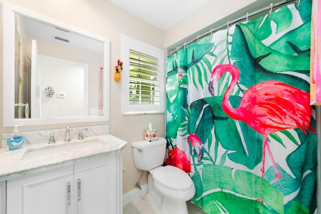 full bath featuring visible vents, toilet, vanity, a shower with curtain, and baseboards